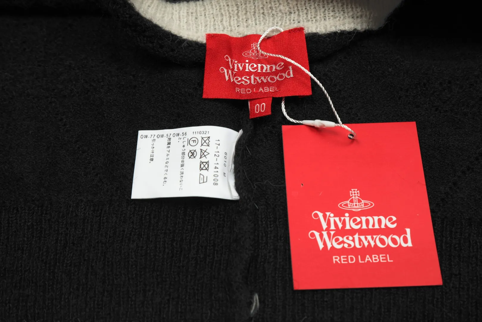 VIVI126 vivienne west wood 24 new style hollow pattern inscribed pattern heavy industry design knitted cardigan. The hollow pattern is Saturn, very special. Queen Mother of the West Vivian heavy industry show limited cardigan knitted sweater wool 2024 autumn latest style Size: S -M- L Color: white black